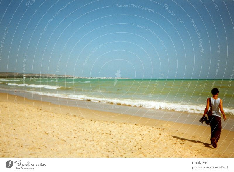 Strand in Tunesien Frau Horizont Natur Landschaft Wasser