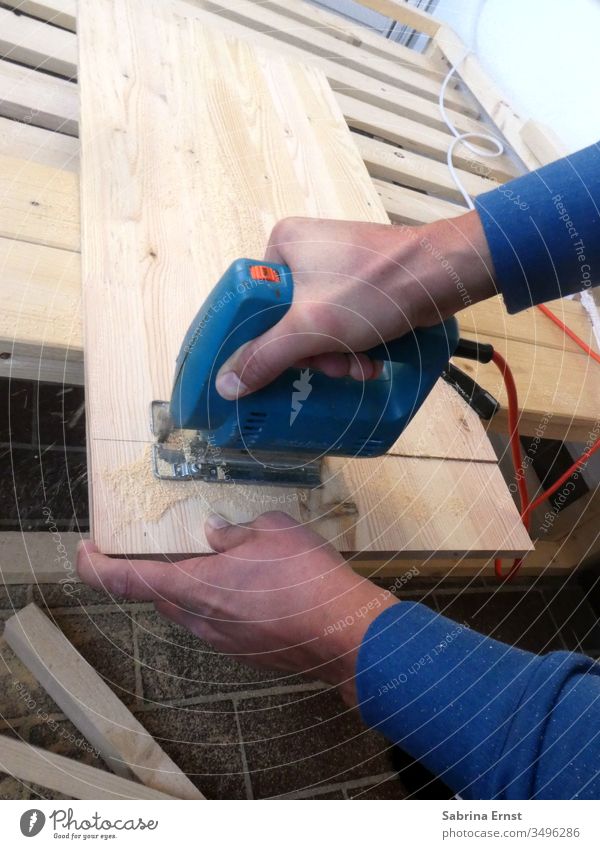 Arbeiten mit Holz zu Hause Hintergrund bauen Nahaufnahme konstruierend Konstruktion Korona Handwerk geschnitten diy mach es selbst Gerät Handsäge Hobby
