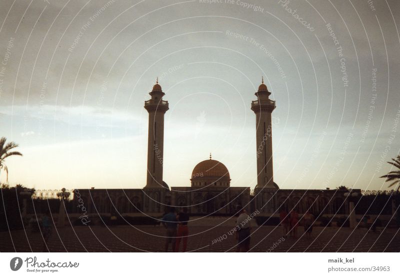 Mausoleum am Abend Grabmal Islam Tunesien Gegenlicht Gotteshäuser Turm