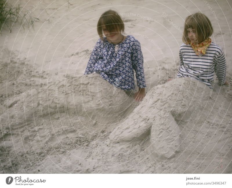 Meerjungfrauen Kind Mädchen Strand Sand Urlaub Feiertage Familienurlaub Quirle Bildhauerei Kreativität Fröhlichkeit Freude Spielen Erholung Dunes Nordsee
