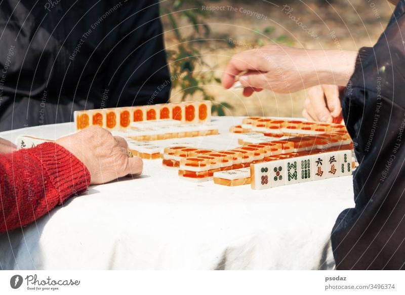 Mahjong-Tischspiel eines chinesischen Seniors auf der Straße Ethnizität Aktivität Erwachsener Asien asiatisch Blöcke Schriftzeichen China Chinesisch Inhalt Paar