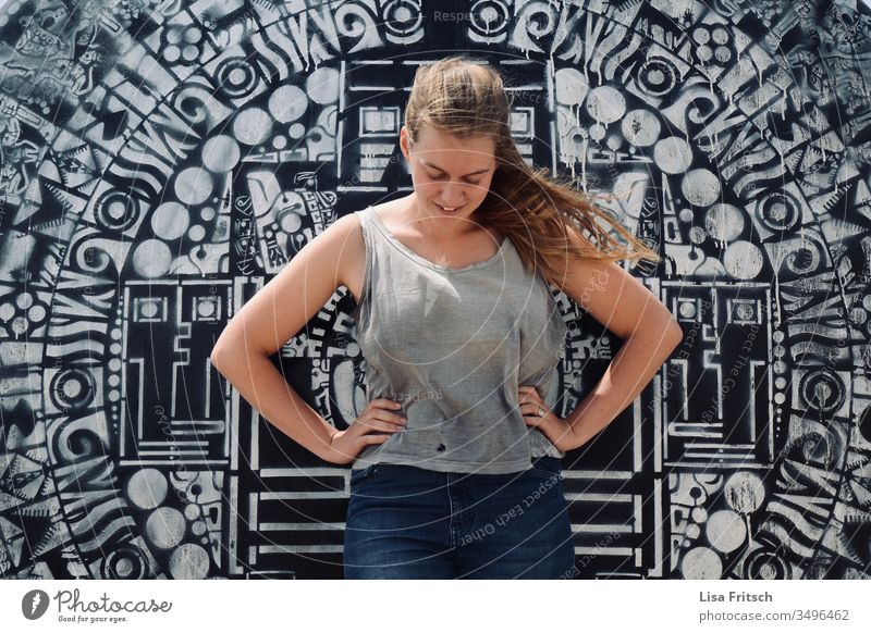 MUSTER - FRAU - LÄCHELN Muster schwarzweiß Lächeln hübsch Zufriedenheit blond Tourismus Außenaufnahme Leben Farbfoto Mensch 18-30 Jahre feminin