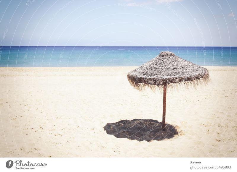 Einsamer Strand mit Sonnenschirm Sand Sandstrand Urlaub Meer Horizont Himmel Ferien & Urlaub & Reisen Küste Sommer Erholung Wasser Menschenleer Außenaufnahme