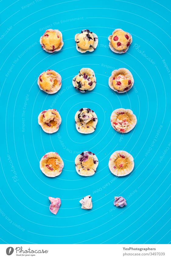 Muffins in Schritten essen. Obstmuffins von oben obere Ansicht aß Biss Blaubeer-Muffin Frühstück Kuchen Kalorien Collage Komfortnahrung Zusammensetzung