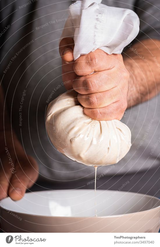 Herstellung der Horchata, Männerhände drücken die Horchata-Paste. Mandeln Milch Getränk Zimt Cocktail Erfrischungsgetränk Dessert häusliches Leben Frische