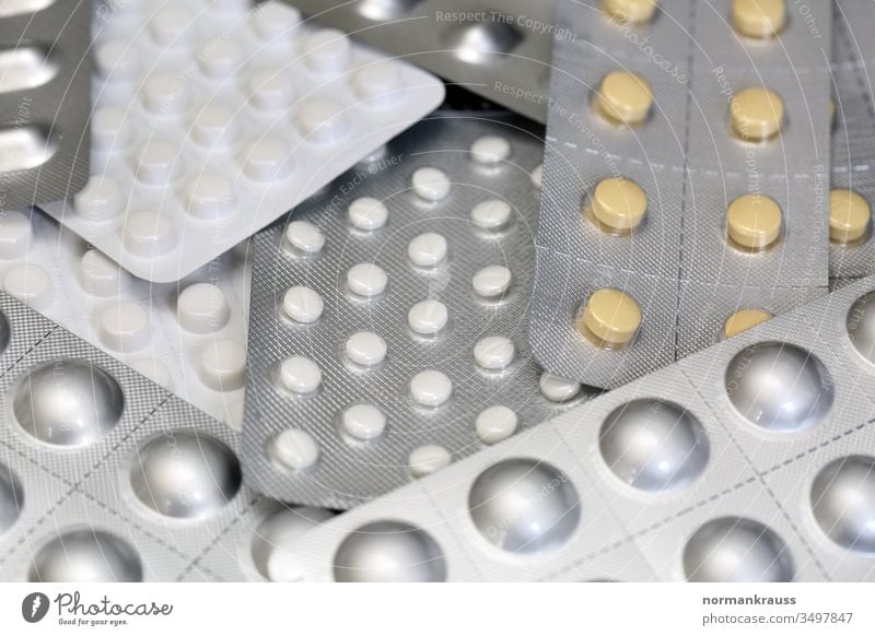 Tabletten in Blisterverpackung tabletten medikamente blister blisterverpackung gesundheitsreform arzneimittel medikamentensucht tablettensucht heilmittel