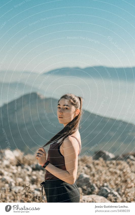 ein junges Mädchen mit Bergen im Hintergrund Kaukasier klassisch Dame Bekleidung Lifestyle Stil Mode attraktiv altehrwürdig Frau Hipster Jaen Erwachsene