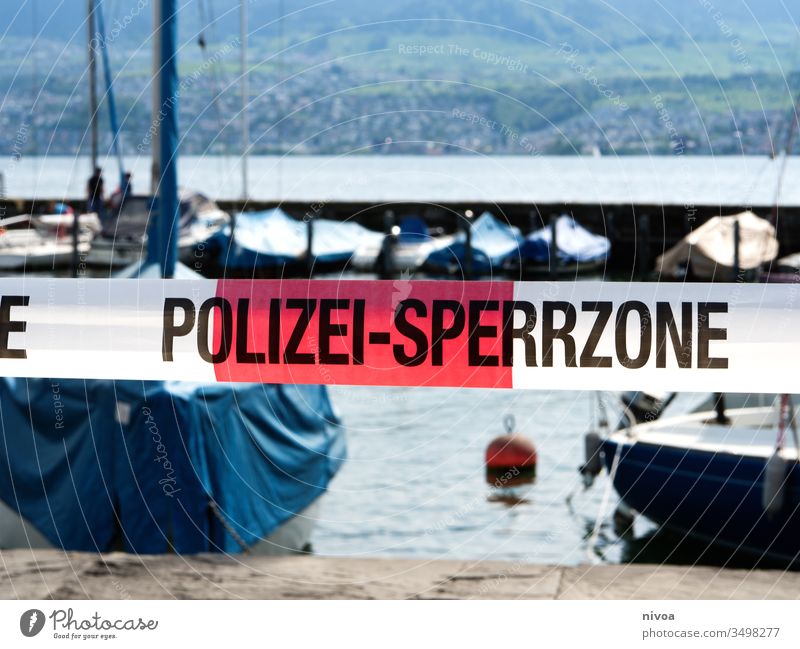 Corona Polizei Absperrung Zeichen Außenaufnahme Sicherheit Coronavirus Überwachung Schutz Seeufer Zürich See Tag beobachten Farbfoto gefährlich Sperrgebiet
