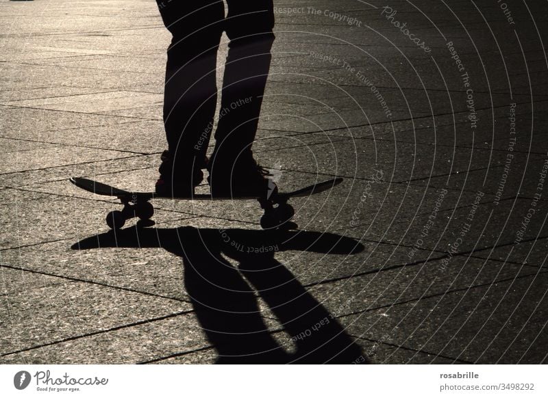 jetzt aber schnell | Skateboarder mit Schatten Füße stehen fahren Akrobatik aktive Sport Rückenlicht Abend Gegenlicht Skater Sportler Athlet Spaß Hobby Freizeit