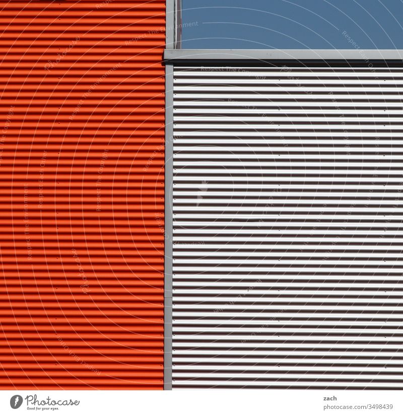 Symmetrie | linientreu Haus Fassade Industrieanlage Blech Außenaufnahme Fabrik Gebäude Mauer Architektur Farbfoto Bauwerk Wand rot blau Linie