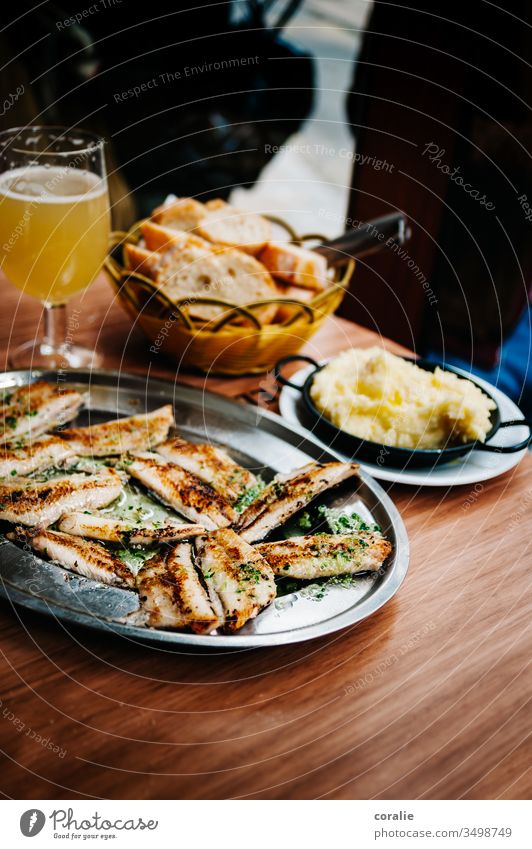 Spanische Tapas auf einem Holztisch Spanien streetfood Foodfotografie appetitlich Mittagessen Abendbrot mediterran Snack Abendessen Speise Feinschmecker