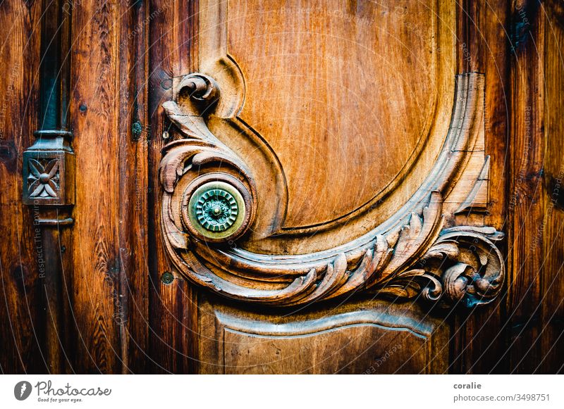 Verzierte Holztür mit einem Knauf verziert verzierung Holzarbeiten Kunsthandwerk Kunsthandwerker formen Strukturen & Formen schwungvoll harmonisch Eingangstür