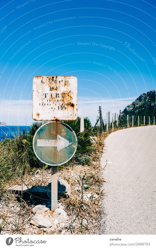 Altes Straßenschild an einer Küstenstraße Mittelmeer Meer Kurve rechts Pfeil hier lang Außenaufnahme Farbfoto Menschenleer Verkehr Schilder & Markierungen