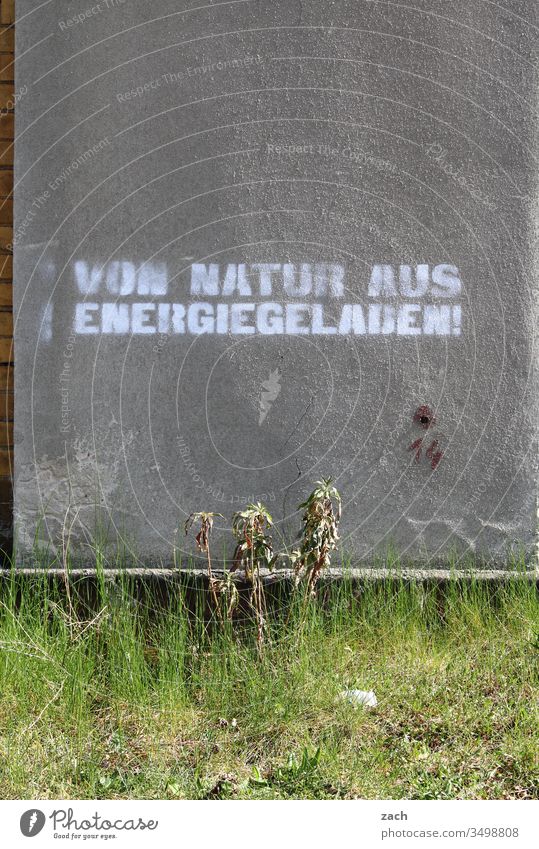 Fassade mit einem Grafitti erneuerbare Energien Buchstaben Wand Zeichen Mauer Textfreiraum unten Schriftzug Graffiti Schriftzeichen Textfreiraum oben Gebäude