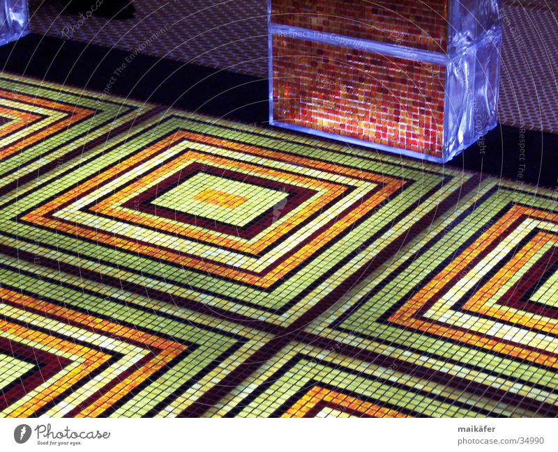 mal was anderes Mosaik Licht Beleuchtung Quadrat mehrfarbig grün rot Raster Glas edel Bodenbelag barun orange Kontrast Fugenkreuz Rücken