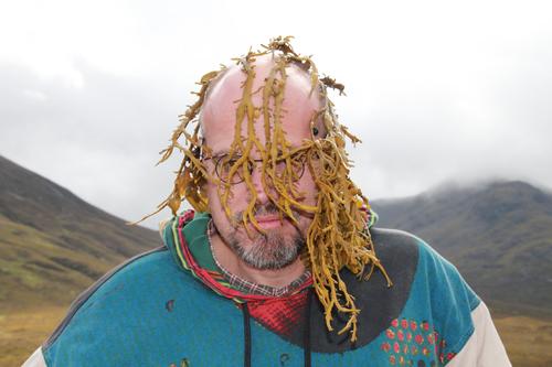 Ein Mensch in Schottland Natur Landschaft Berge u. Gebirge Europa Großbritannien Mann Brille Ferien & Urlaub & Reisen Haare Algen