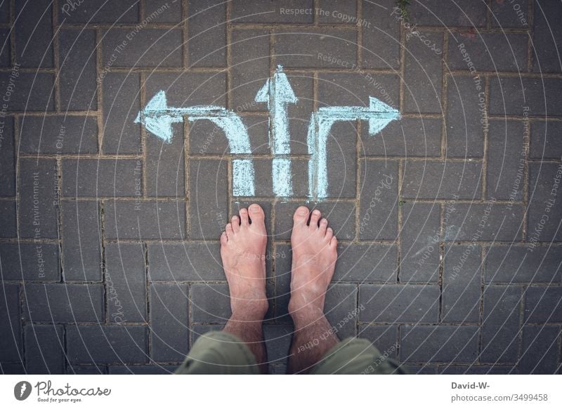Welchen Weg schlägst du ein? Richtung Pfeile links rechts geradeaus Füße Vogelperspektive Ziel unsicher Unsicherheit Entscheidung Entscheidungen wohin?
