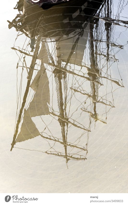 Antikes Segelschiff, das sich an der Wasseroberfläche spiegelt Nostalgie alt antik Mast Reflexion & Spiegelung Spiegelung im Wasser sanft schemenhaft