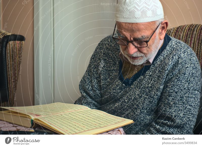Ankara/Türkei - 24.04.2020: Sehr alter türkischer Muslim rezitiert Koran im Ramadan älter sehr alt 80s Mann männlich Person bärtig muslimisch Islam Moslem lesen