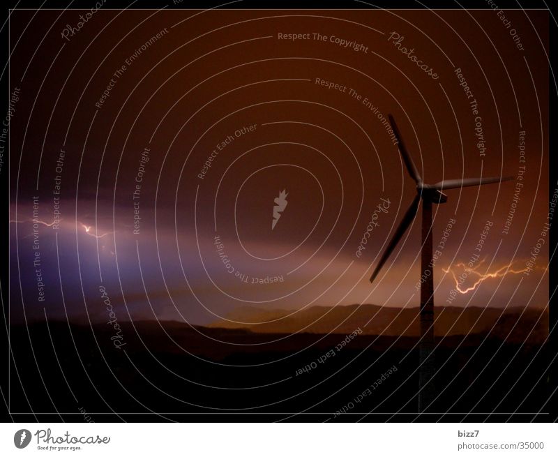 Energy Blitze Nacht Naturgewalt Unwetter Windkraftanlage Energiewirtschaft
