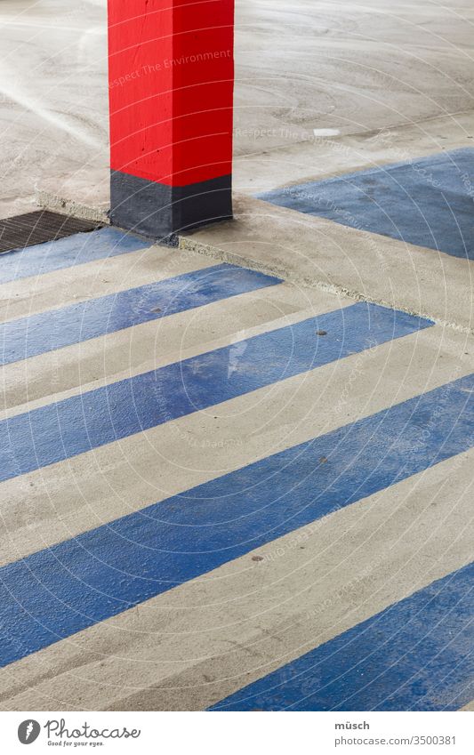 streifen auf Betonboden Ordnung rot weiß blau grau Streifen Übergang Parken Säule Chaos System Regel Verkehr Sicherheit