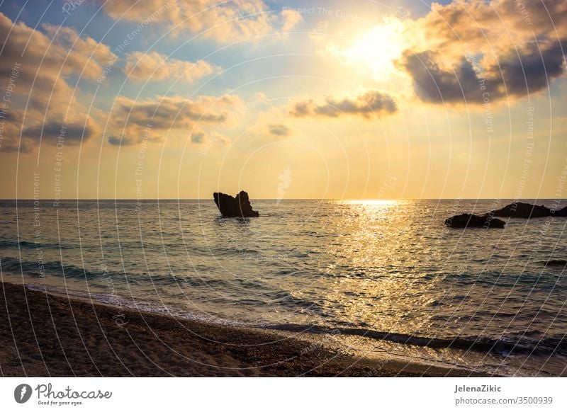 Wunderschöner Sonnenuntergang über dem Meer Himmel Sommer Abenddämmerung Reflexion & Spiegelung Natur Meereslandschaft MEER Ansicht Morgendämmerung