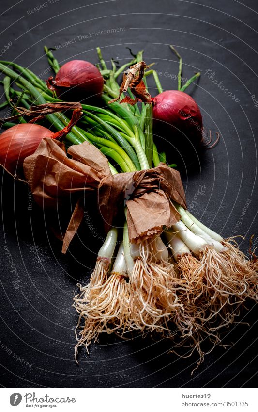 Frische rote und weiße Zwiebeln auf dunklem Hintergrund Lebensmittel Gemüse Bestandteil natürlich gesunde Ernährung frisch Vegetarier Veganer organisch