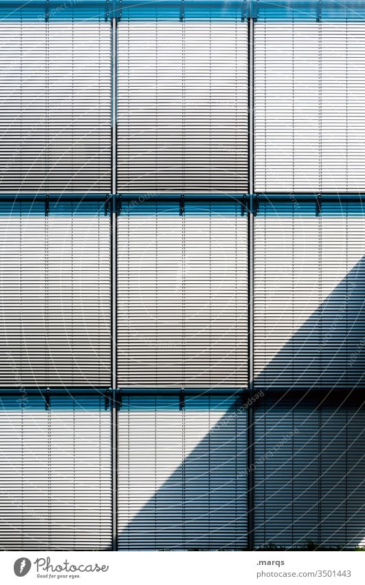 Lockdown Rollladen geschlossen Licht Schatten Linien grau blau Gebäude viele Geometrie