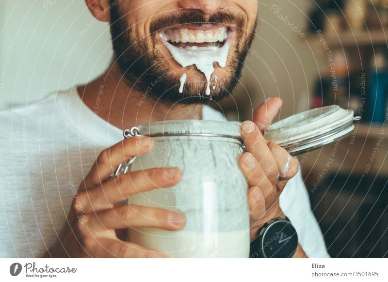 Mann freut sich über seinen selbstgemachten Kefir voller Proteine und kleckert und sabbert damit herum proteinreich eiweißreich low carb Freude schlemmen