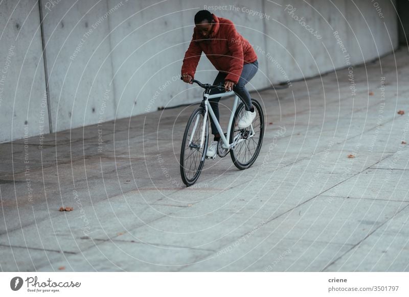Fahrradfahrende Frau in städtischer Umgebung Radfahrer Afroamerikaner in Bewegung Lifestyle aktiv urban Verkehr jung umweltfreundlich Großstadt Stadtleben