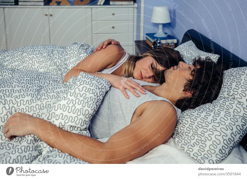 Schlafende Paare im Bett umarmt schlafen romantisch umarmend Liebe berührend unterstützt zurücklehnend friedlich Zusammensein Frau Menschen schön streichelnd