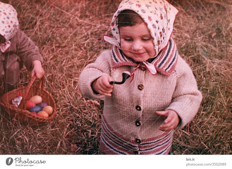 ....die Freude Mädchen mädchenhaft Ostern Osternest Osterei 60s Scan analog damals früher Frühling Ei Tradition Natur Feste & Feiern Nest Kopftuch Strickjacke