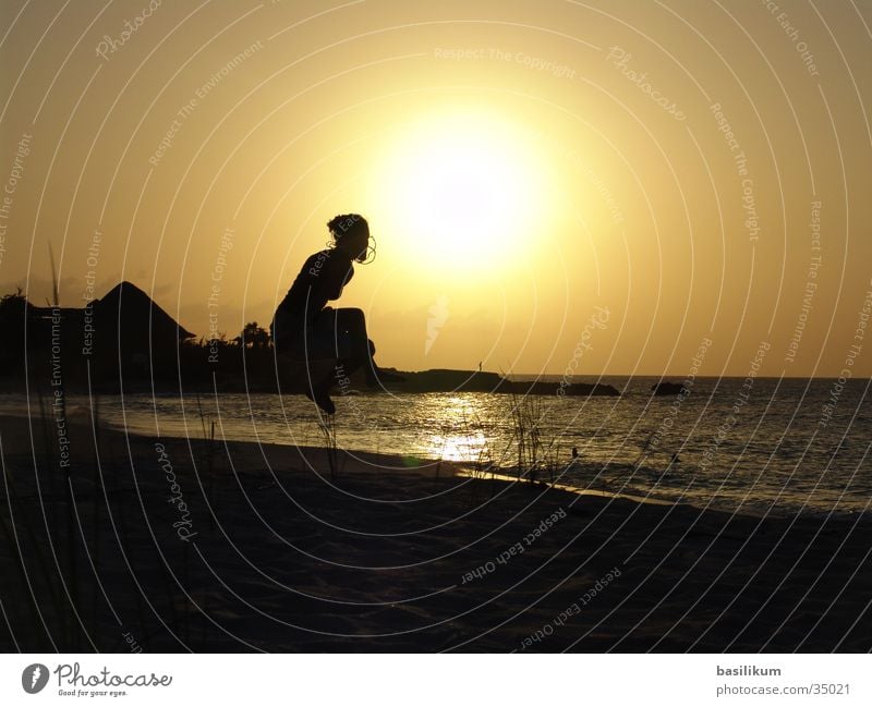 Sonnensprung Sonnenuntergang Meer Ferien & Urlaub & Reisen Strand Frau Mädchen springen hüpfen Sand Kuba Insel sun sunrise sea wather
