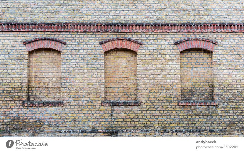 Drei Fenster eines alten Hauses sind zugemauert abstrakt gealtert antik Architektur Kunst Hintergrund Baustein Ziegel Mauerwerk braun Gebäude Business Historie
