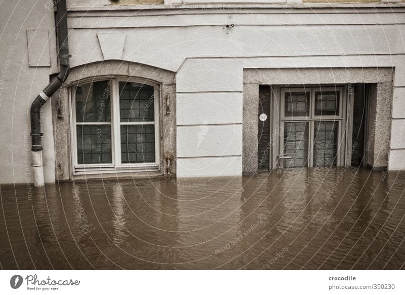 passau hochwasser 2013 Umwelt Natur Urelemente Wasser schlechtes Wetter Unwetter Regen Fluss Donau Passau Haus Einfamilienhaus Entsetzen Verzweiflung Respekt