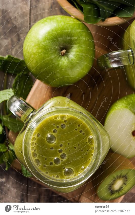 Gesunder grüner Smoothie in Dose auf Holztisch Apfel Entzug Diät trinken Lebensmittel frisch Frucht Ingwer Glas Gesundheit gesundes Getränk Kiwi Minze Ernährung