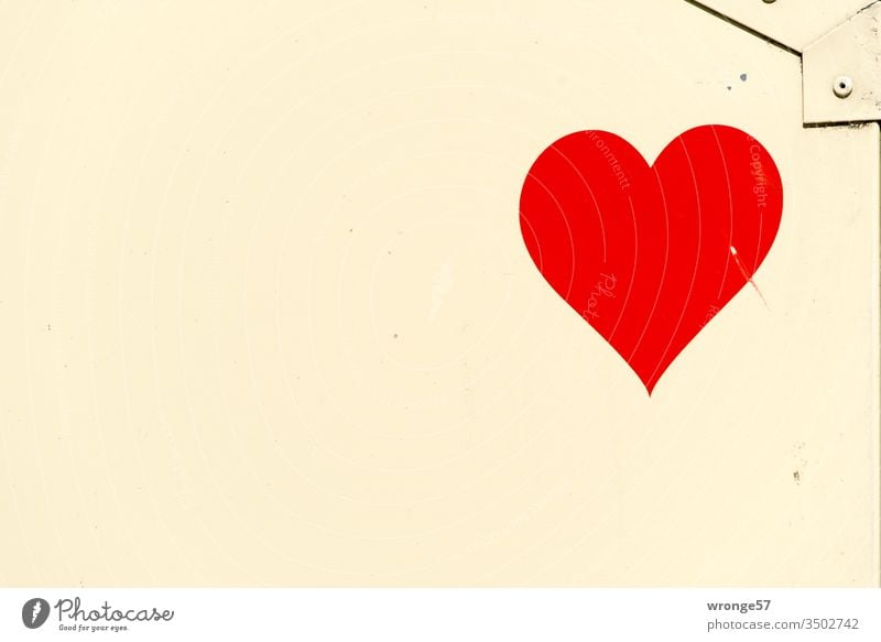 Rotes Herz auf einer beigefarbenen Metallfläche rotes Herz Liebe Valentinstag Muttertag Farbfoto Romantik Menschenleer Symbole & Metaphern Hintergrund neutral