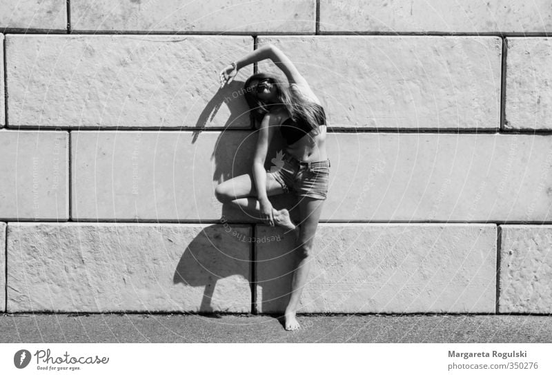 Stehen Schwarzweißfoto Mauer Frau biegen stehen Tanzen Yoga Stein Beton Schatten Sonne Mitte Mode