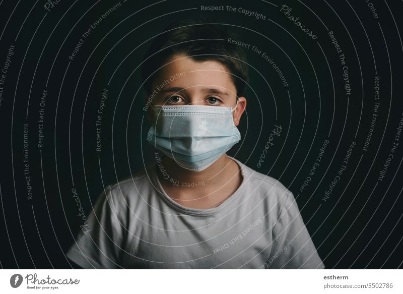 Coronavirus,trauriges Kind mit medizinischer Maske Virus Seuche Pandemie Quarantäne covid-19 Symptom Medizin Gesundheit Mundschutz Kindheit Traurigkeit positiv