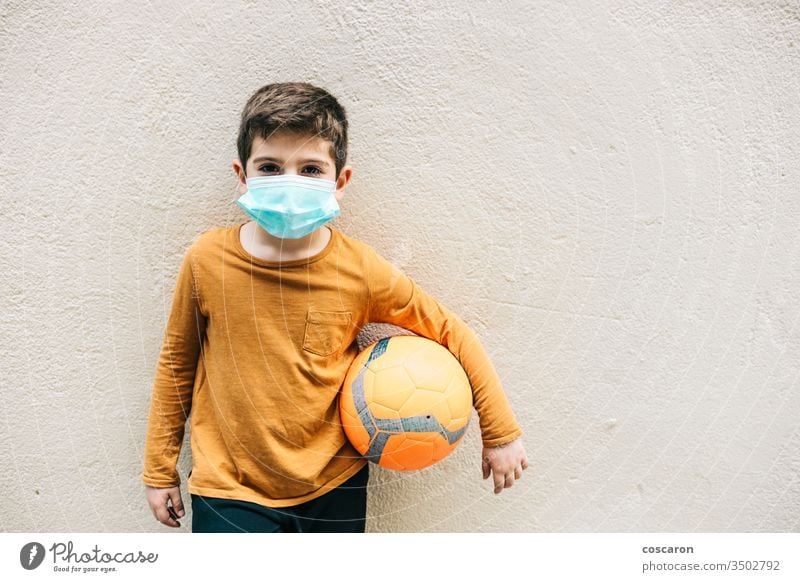 Kleiner Junge mit Ball und Schutzmaske. 2019-ncov Allergie allein Kind Kindheit Korona Corona-Virus Coronavirus covid-19 COVID19 niedlich Seuche Gesicht