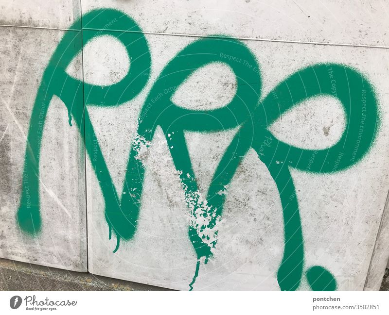 Graffiti drei mal Buchstaben R in grün Schmiererei graffiti straftat buchstabe Symbolik