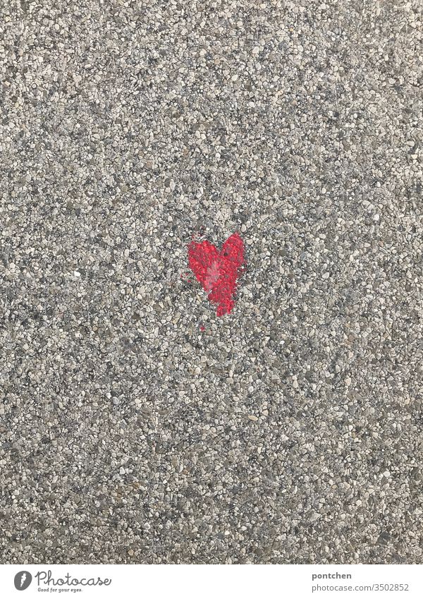 Kleines Rotes Herz auf grauen Asphalt gemalt liebe symbolik muttertag rot asphalt weg straße farbe kreativ Außenaufnahme Valentinstag Symbole & Metaphern