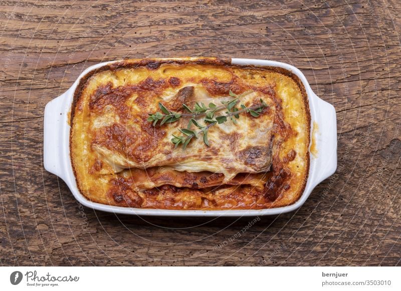 gekochte Lasagne auf Holz Pasta Auflauf Aufsicht reindl Käse Top Fleisch Hintergrund Tomate Übersicht Sauce Essen Italienisch gebacken Mahlzeit Abendessen