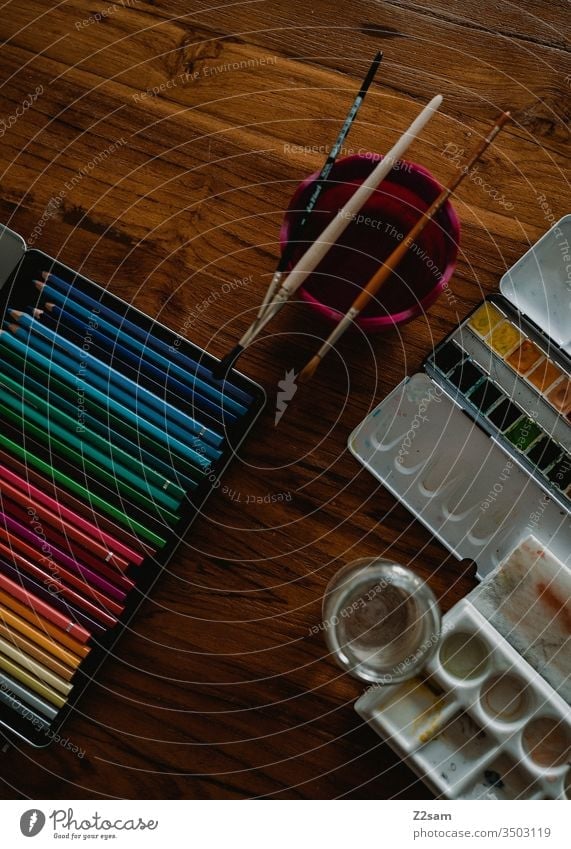 Malutensilien malen zeichen stifte aquarell kunst künstler holztisch wasserfarben werkzeug kreativ kreativität ursprünglich analog design farbpalette