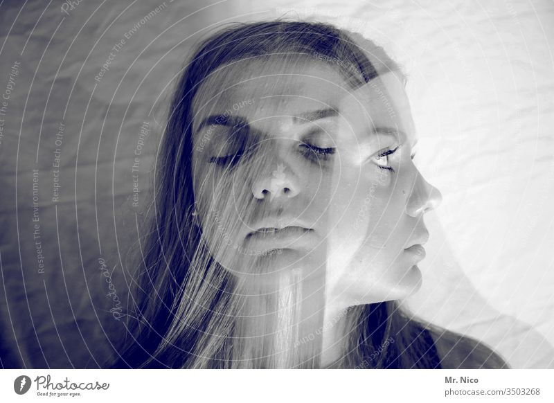 ein und dieselbe geschlossene Augen Doppelbelichtung feminin Porträt Experiment abstrakt Wegsehen außergewöhnlich skurril Wahnvorstellung Illusion Schizophrenie