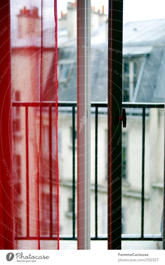 Leicht geöffnet. Stadt Hauptstadt Haus Fassade Balkon Terrasse Tür Dach Dachrinne Schornstein Paris Montmartre Frankreich Vorhang rot Balkontür Veranda Gitter