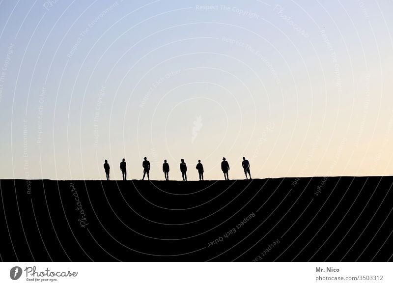 8 Personen Silhouette Schatten Profil Sonnenuntergang Himmel Licht Gegenlicht Dämmerung Abend Kontrast Acht warten stehen ruhig Zusammensein Sympathie