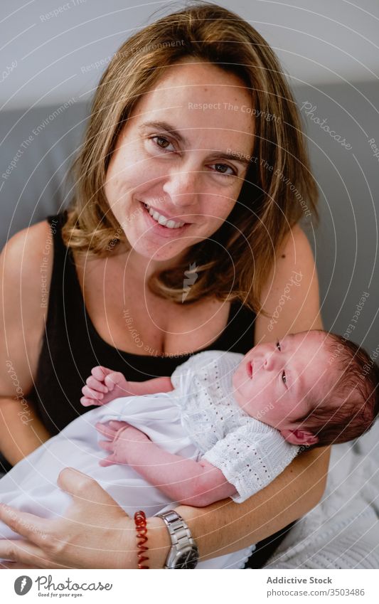 Glückliche Mutter mit Neugeborenem Kind neugeboren Frau Baby Pflege Zusammensein Liebe Lächeln Eltern bezaubernd Kindheit unschuldig Säugling Sofa Mutterschaft