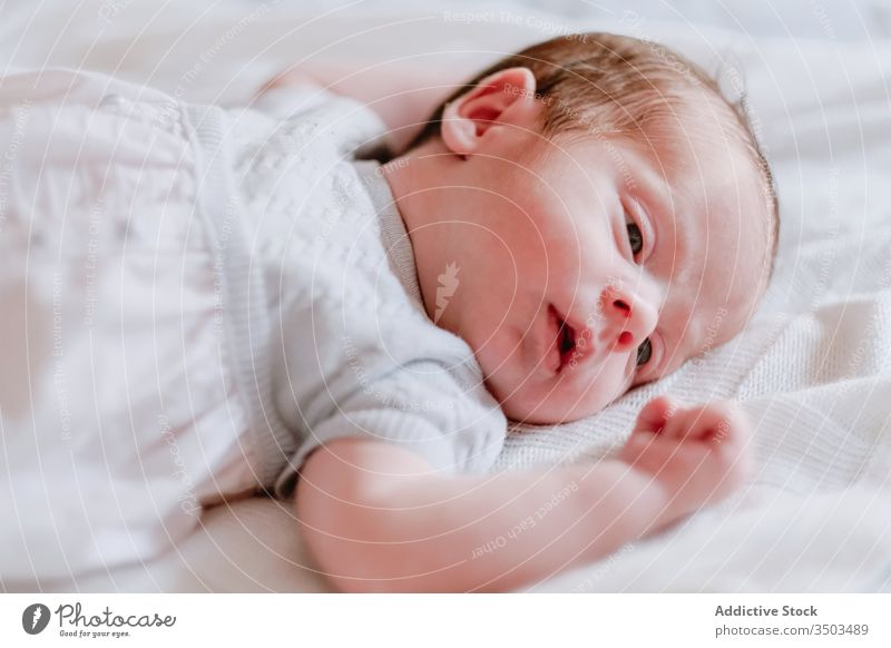 Schlafende Neugeborene auf schwarzem Hintergrund Baby neugeboren schlafen wenig Kind winzig friedlich unschuldig niedlich ruhig Säugling bezaubernd Gelassenheit