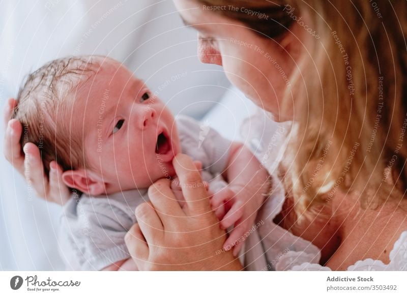 Glückliche Mutter hält Neugeborenes Kind neugeboren Frau Baby Pflege Zusammensein Liebe Mutterschaft Lächeln Eltern bezaubernd Kindheit unschuldig Säugling